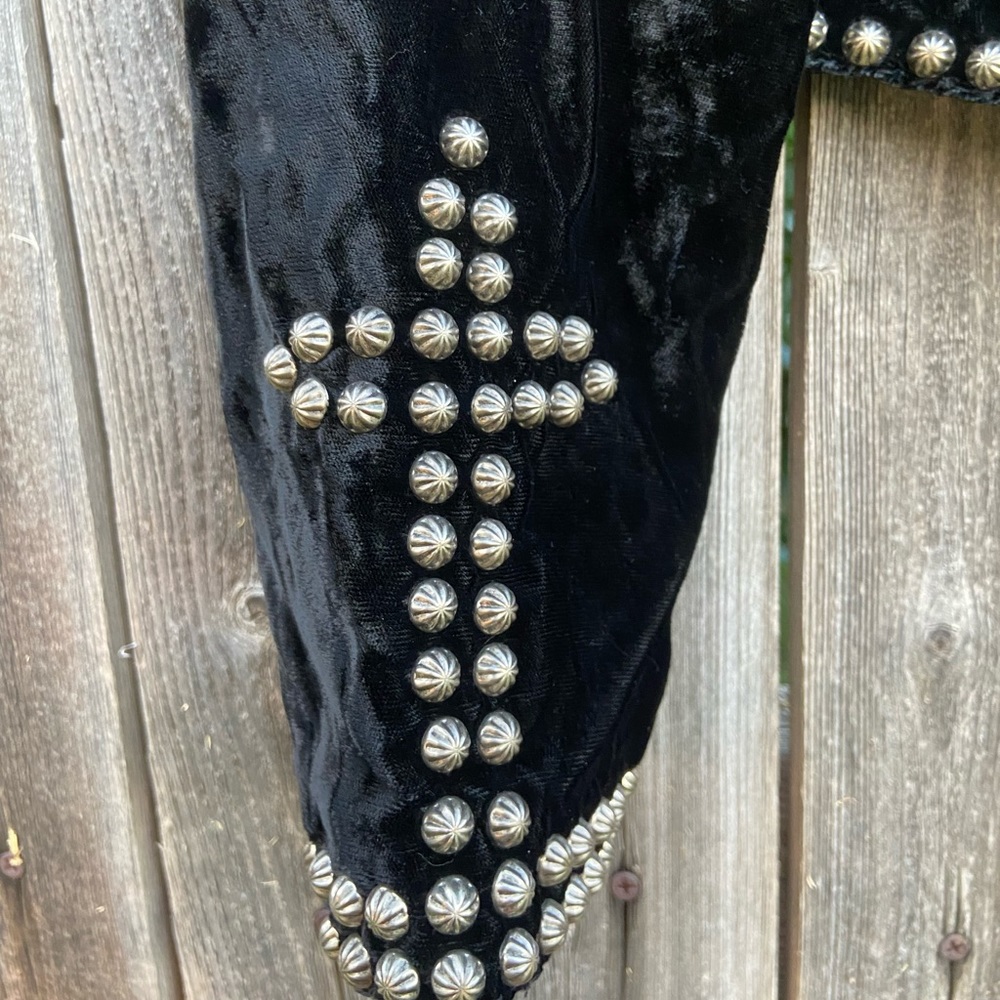 Black cropped jacket large, if you don’t like it cropped it can fit a small